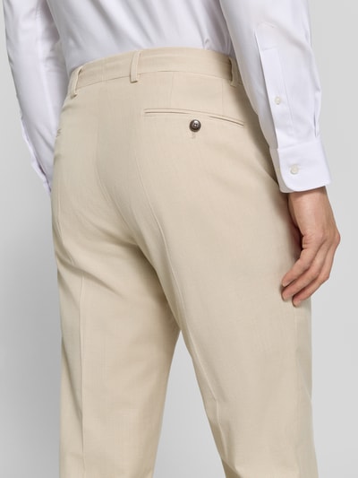 Mężczyzna model nosi spodnie Straight Fit Hose aus Schurwoll-Mix od bugatti, jasnobeżowe, gładka struktura, tylna perspektywa, mieszanka żywej wełny i bawełny, zakładki w pasie, zapięcie na guzik i zamek błyskawiczny, szerokość w rozmiarze 50: 37 cm, długość wewnętrzna nogawki w rozmiarze 50: 83 cm, całkowite ujęcie od tyłu.