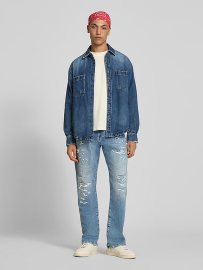 Männermodel trägt Regular Fit Jeanshemd mit Viskose-Anteil von Replay in Blau, Baumwoll-Mix, Brusttaschen, Ganzkörperansicht von vorne.