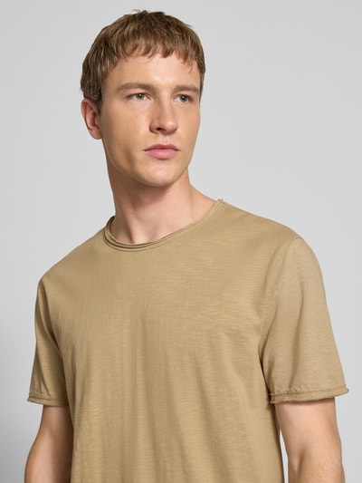 Männermodel trägt Regular Fit T-Shirt aus reiner Baumwolle Modell 'Benne' von Only & Sons, Optik: Unifarben, Melange, Nahaufnahme Oberkörper.