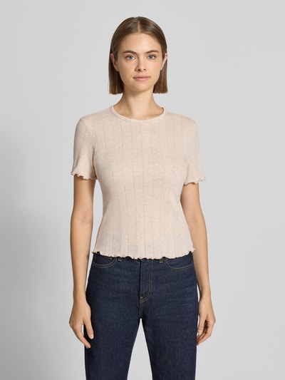 Frauenmodel trägt Slim Fit T-Shirt aus Baumwoll-Mix Modell 'TENNA' von ONLY in Beige mit feiner Rippenstruktur, Ganzkörperansicht von vorne, Damen T-Shirt von ONLY.