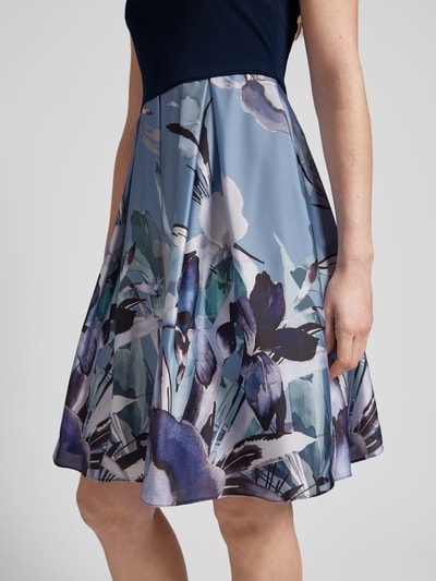 Swing Cocktailkleid mit floralem Muster Hellblau 3