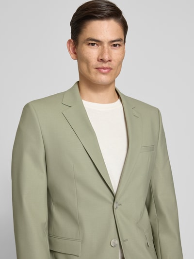 Männermodel trägt Super Slim Fit Anzugsakko aus Woll-Mix Modell 'ARTI' von HUGO, hellgrün, unifarben, Nahaufnahme Oberkörper.