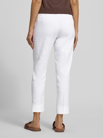 Frauenmodel trägt Leinenhose mit Baumwoll-Anteil von Cambio in Weiß, Straight Fit, Verkürzte Passform, Leinen-Baumwoll-Mix, Ganzkörperansicht Rückansicht.