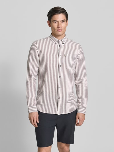 Männermodel trägt Regular Fit Freizeithemd mit Leinen-Anteil von PME Legend in Beige-Braun gestreift, Baumwoll-Mix, Ganzkörperansicht von vorne.