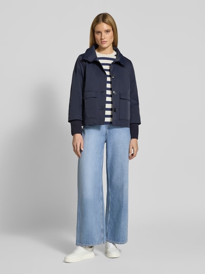 Frauenmodel trägt Jacke mit Stehkragen und Pattentaschen von Christian Berg Woman Selection, dunkelblau, Regular Fit, Knopfleiste, Vorderansicht Ganzkörperansicht.