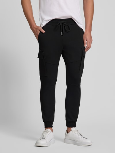 Männermodel trägt Regular Fit Sweatpants mit Cargotaschen von Antony Morato aus Baumwoll-Mix in Schwarz, Nahaufnahme Unterkörper.