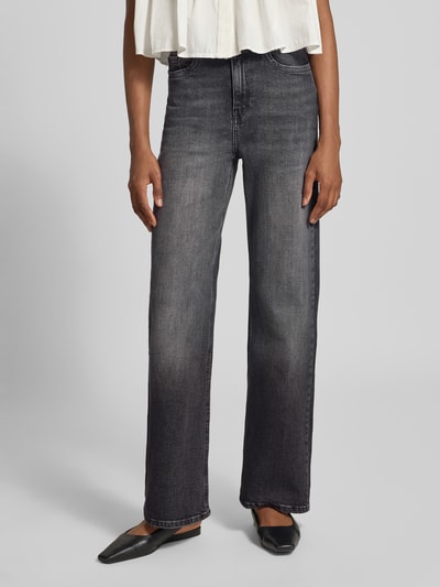 Frauenmodel trägt Relaxed Fit Jeans aus reiner Baumwolle Modell 'FEYA' von Cars Jeans in Grau mit 5-Pocket-Design, Nahaufnahme Oberkörper, Damen Jeans, Knopf- und Reißverschluss, Bundweite 36 cm, Innenbeinlänge 80 cm.