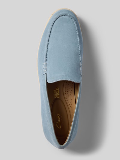 Produktfoto, hellblauer Slipper aus beschichtetem Leder Modell 'Torford Easy' von Clarks mit strukturierter Sohle auf hellem Hintergrund