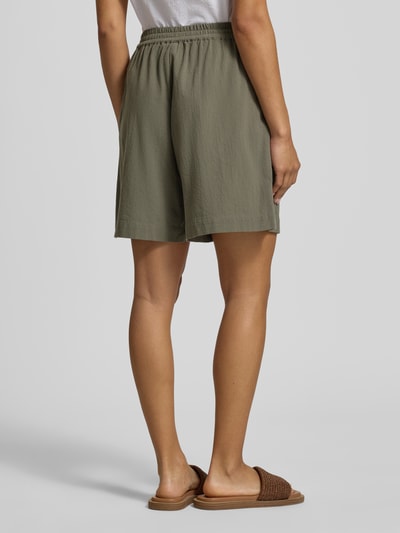 Frauenmodel trägt Regular Fit Bermudas mit elastischem Bund Modell 'CISSIE' von Soyaconcept aus Reine Baumwolle, Ganzkörperansicht Rückansicht.