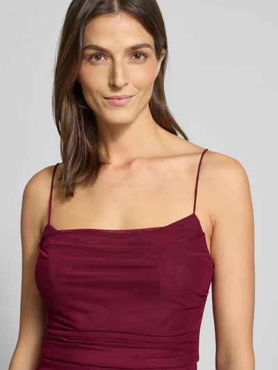 Kobiece modelka nosi Slim Fit Abendkleid mit Gehschlitz od Hey Kyla, bordowy półprzezroczysty mesh, podszewka, ramiączka. Zbliżenie górnej części ciała.