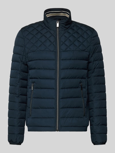 Produktfoto, Slim Fit Steppjacke mit gefüttertem Kragen von Christian Berg Men w kolorze granatowym, krój slim fit, kieszenie na zamek, podszewka w kołnierzu, elastyczne mankiety, szerokość w rozmiarze M: 52 cm, długość tyłu: 68 cm, szerokość ramion: 47 cm, długość rękawa: 68 cm, podszewka, geometryczne pikowanie