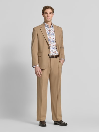 Męski model nosi Slim Fit Business-Hemd mit Kentkragen von Jake*s, bawełna, wzór na całej powierzchni, krój slim fit, długość tyłu 78 cm, szerokość w rozmiarze 39/40: 38 cm, długość rękawów 66 cm, Ganzkörperansicht von vorne