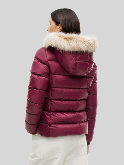 Tommy Jeans kurtka puchowa krój regular fit ze sztucznego futra Bordowy 5