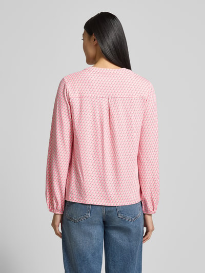 Frauenmodel trägt Longsleeve mit V-Ausschnitt von Smith and Soul in Rosa mit feinem Muster im Baumwoll-Viskose-Mix, Ganzkörperansicht Rückansicht.