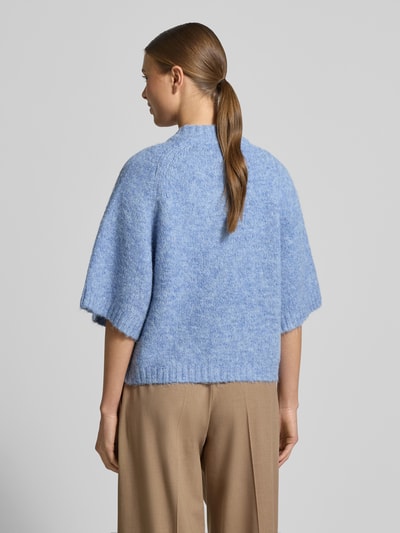 Frauenmodel trägt Strickjacke mit Knopfleiste Modell 'Benutta' von Neo Noir in Hellblau, lockerer Schnitt, 3/4-Ärmel, Rückenansicht