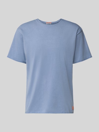 Produktfoto, T-Shirt mit Rundhalsausschnitt und Label-Detail von Scotch & Soda in Hellblau, reine Baumwolle, Regular-Fit, Rollsaum, Rückenlänge 67 cm.