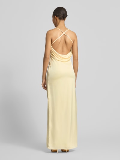 Frauenmodel trägt Abendkleid aus Satin mit Rückenausschnitt von Laona in zartem Gelb, taillierte Passform, Spaghetti-Träger, Rückenausschnitt, gelegte Falten, glatte Textur, Ganzkörperansicht Rückansicht.