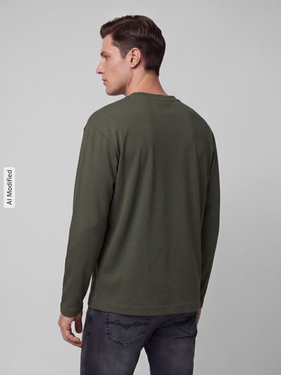 Męski model nosi Regular Fit Langarmshirt aus Baumwoll-MIx Modell 'Laze Longsleeve' od HUGO, zielony kolor, szara faktura, Ganzkörperansicht Rückansicht, KI-modifiziertes Bild.