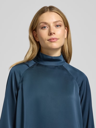 Modelka kobieca nosi Blusenshirt aus Viskose-Mix od Zero w kolorze niebieskim z prostym krojem, stójką i balonowymi rękawami, zbliżenie na górną część ciała.