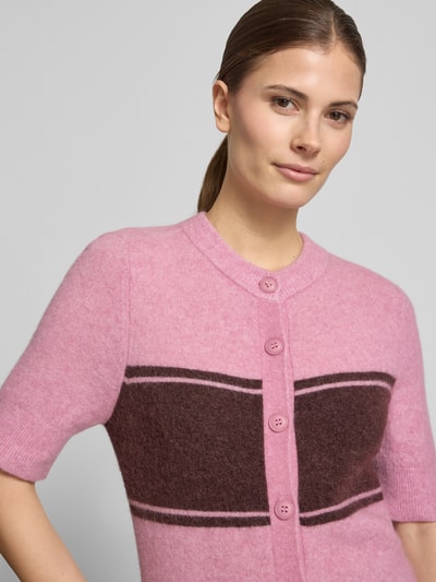 Modelka kobieca nosi kardigan rozpinany Strickjacke aus Woll-Mix mit 1/2-Arm Modell 'SANOURA' od Samsøe Samsøe, mieszanka wełny z domieszką alpaki, krój regular fit, okrągły dekolt, rękaw o dł. 1/2, długość tyłu w rozmiarze S: 54 cm, długość rękawów w rozmiarze S: 27 cm, róż i brąz, widok z przodu, zbliżenie na górną część ciała.