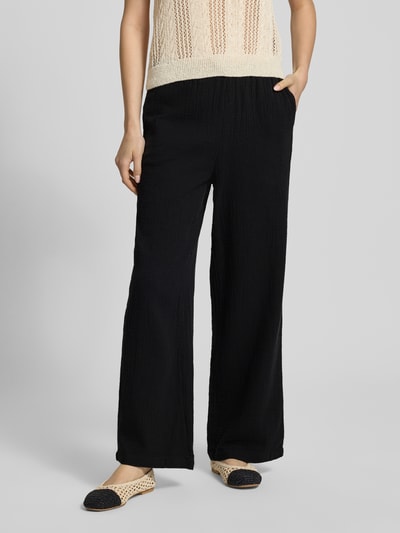 Frauenmodel trägt Loose Fit Weite Hose aus reiner Baumwolle Modell 'THYRA' von Only, Optik: Unifarben, Materialverarbeitung: Flammgarn, Passform: Loose-Fit, Verschluss: Tunnelzug, Bundabschluss: elastisch, seitliche Eingrifftaschen, Ganzkörperansicht von vorne.