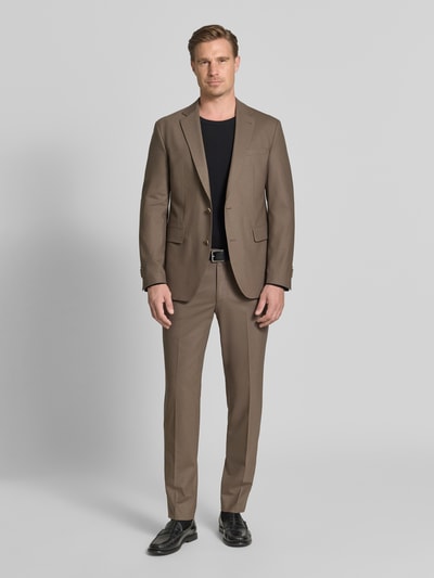 Männermodel trägt Straight Fit Hose mit Schurwoll-Anteil Modell 'Totti' von CINQUE in Braun, elastischer Material-Mix, Ganzkörperansicht von vorne.