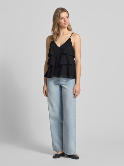 Frauenmodel trägt Regular Fit Trägertop mit Volants Modell 'LINN' von Only, Optik: Unifarben, V-Ausschnitt, verstellbare Spaghettiträger, Ganzkörperansicht von vorne.