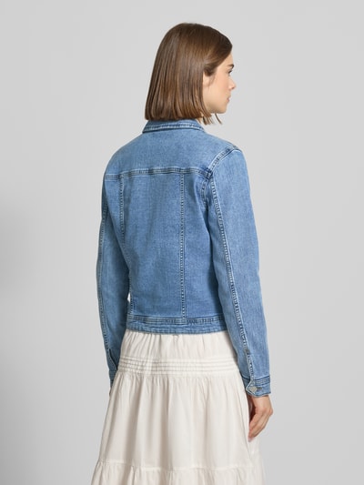 Frauenmodel trägt Regular Fit Jeansjacke aus Baumwoll-Mix Modell 'Wonder' von Only in Denim-Optik mit Kontrast-Nähte, Rückenpasse, Langarm, Manschette, Brusttaschen und seitliche Eingrifftaschen, hellblau, strukturierte Textur; Ganzkörperansicht Rückansicht.