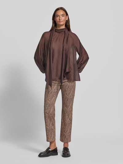 Frauenmodel trägt Straight Fit Jeans aus Baumwoll-Mix mit Modal-Anteil Modell 'Dream Cropped' von MAC, Damen Straight Fit Jeans von MAC, gemusterter Stoff in Beige- und Brauntönen, Ganzkörperansicht von vorne.
