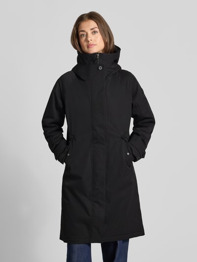 Frauenmodel trägt czarną parkę z kapturem i thermore® wypełnieniem Parka mit Kapuze und Thermore Füllung von Didriksons; prosty krój, kaptur, zamek błyskawiczny, guziki i rzep, wyhaftowane logo, boczne kieszenie z patką, dzianinowe zakończenia rękawów, 10 000 mm słupa wody, wiatroszczelna, wodoszczelna, oddychający materiał; długość tyłu w rozmiarze 36: 102 cm, szerokość ramion w rozmiarze 36: 40 cm, szerokość w rozmiarze 36: 56 cm, długość rękawów w rozmiarze 36: 60 cm; widok całej sylwetki z przodu