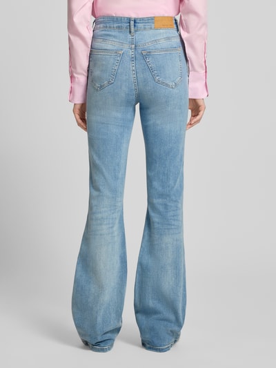 Frauenmodel trägt Flared Jeans mit 5-Pocket-Design Modell 'WENDIE' von Noisy May, hellblaue Waschung, Baumwoll-Elasthan-Mix, Ganzkörperansicht Rückansicht.