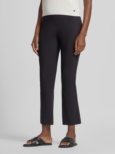 Frauenmodel trägt Regular Fit Schlaghose in 7/8 Länge Modell 'MACY' von Raffaello Rossi, schwarz, glatte Struktur, Nahaufnahme Oberkörper. Damen Schlaghose von Raffaello Rossi.