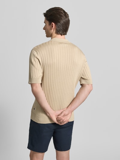 Männermodel trägt Slim Fit Poloshirt mit Reißverschluss von Matinique aus Reine Baumwolle mit Ripp-Optik, Strickshirt, Polokragen, Rückenlänge bei Größe M 70 cm, Ganzkörperansicht Rückansicht.