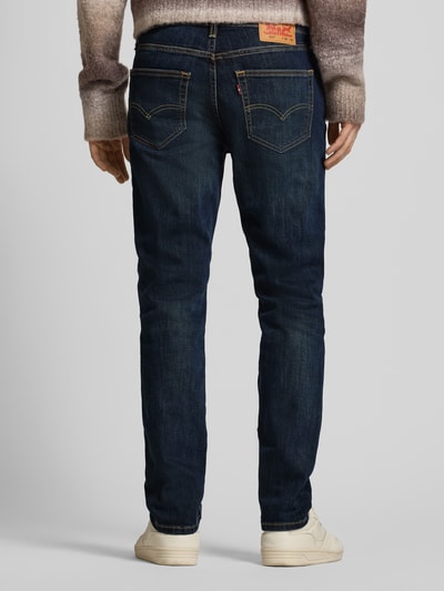 Männermodel trägt Slim Fit Jeans aus Baumwoll-Mix Modell '511™' von Levi's®, donkerblauw, 5-pocket-design, achteraanzicht, context inbegrepen
