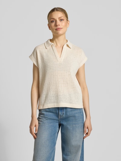 Frauenmodel trägt Strickshirt mit Polokragen und V-Ausschnitt Modell 'Somona' von OPUS, Baumwoll-Elasthan-Mix, Regular-Fit, cremefarben, leichte Lochstruktur, gerade Form, Rückenlänge 55 cm, Ärmellänge 12 cm, Ganzkörperansicht von vorne.