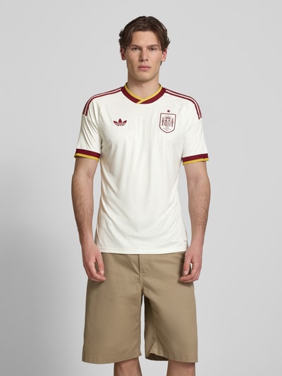 Männermodel trägt Spanje Auswärtstrikot 2026 van adidas Sportswear, meerkleurig, regular fit, logo-applicatie, contraststrepen, logostitching, ronde hals, korte mouw, climacool technologie, look: meerkleurig, ganzlichaamsaanzicht van voren.
