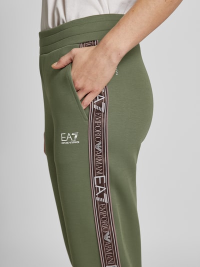 EA7 Emporio Armani Tapered Fit Sweatpants mit Label-Details Oliv 3