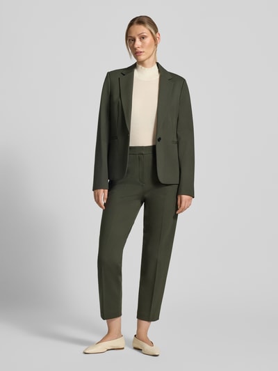 Frauenmodel trägt Schmale Hose aus Viskose-Mix von Jake*s Collection in Dunkelgrün, klare Linien, feine Struktur, Ganzkörperansicht von vorne.
