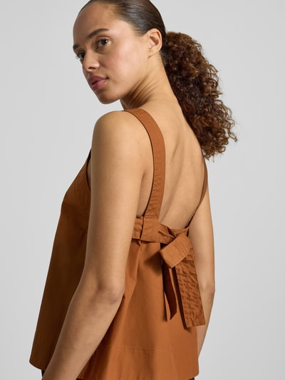 Frauenmodel trägt Top mit Karree-Ausschnitt von Stefanel in Rostbraun, reine Baumwolle, gerader Schnitt, Detailaufnahme Rückenansicht.