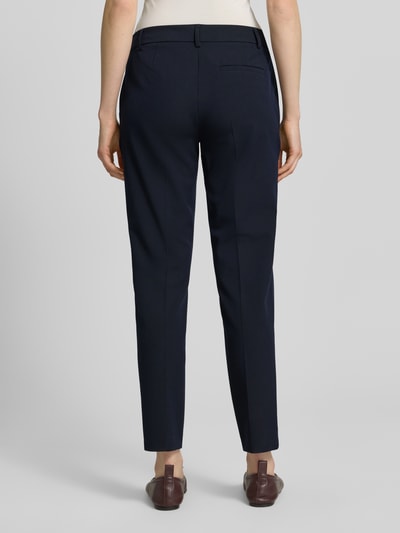 Frauenmodel trägt Hose in verkürzter Passform mit Längsnähten von Christian Berg Woman Selection in Dunkelblau, Material-Mix, Ganzkörperansicht Rückansicht.