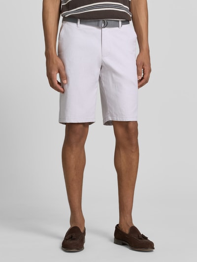 Männermodel trägt Bermudas mit Gürtel und Gesäßleistentaschen von Christian Berg Men in Hellgrau, Baumwoll-Mix, Straight Fit, Ganzkörperansicht von vorne