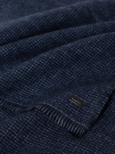 Produktfoto, Kleingemusterter Schal mit Label-Detail von bugatti, dunkelblaues Muster, Fransen, rechteckige Form, strukturierte Textur