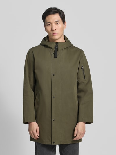 Männermodel trägt Regular Fit Jacke mit Kapuze Modell 'Spirit' von G-LAB aus olivgrünem Baumwoll-Mix mit Reißverschluss, Eingrifftaschen, Armtasche und Logo-Detail, Ganzkörperansicht von vorne. Rückenlänge 86 cm, Schulterbreite 49 cm, Brustweite 56 cm, Ärmellänge 62 cm.