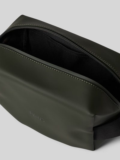 Produktfoto, Wash Bag mit Logo-Detail von Rains in Dunkelgrün mit Reißverschluss, Steckfach innen, Trageriemen, glatte Textur