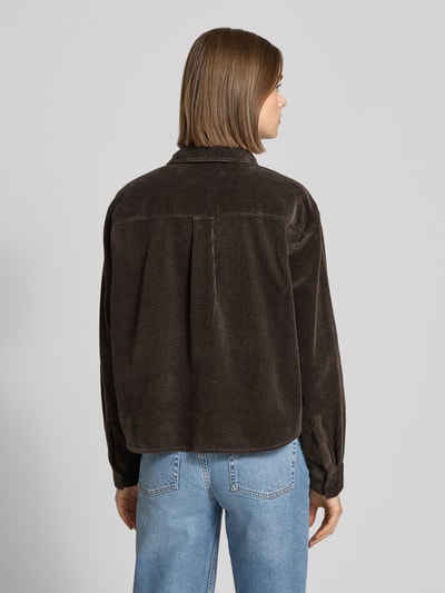 Männermodel trägt Relaxed Fit Hemdbluse aus reiner Baumwolle von Marc O'Polo Denim, brązowy sztruks, długi rękaw, luźny krój, widok z tyłu.