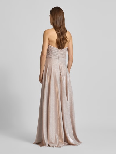 Frauenmodel trägt Off-Shoulder-Kleid mit Herz-Ausschnitt von Jake*s Cocktail in schimmerndem Rosé, taillierter Schnitt, Rückenansicht, Ganzkörperansicht Rückansicht.