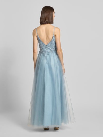 Modelka nosi Abendkleid aus Tüll mit Stitchings od Laona, niebieski tiul, A-linia, głęboki dekolt V, Szerokość w rozmiarze 36: 34 cm, Długość pleców w rozmiarze 36: 152 cm, widok całej sylwetki z tyłu