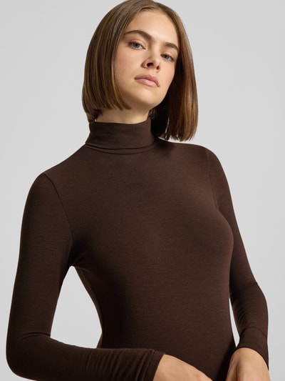 Frauenmodel trägt Regular Fit Langarmshirt mit Viskose-Anteil Modell 'GLAMOUR' von ONLY in Dunkelbraun, Damen Langarmshirt von ONLY, Nahaufnahme Oberkörper.