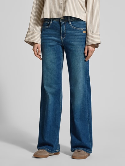 Vrouwenmodel draagt Wide Fit Jeans met Labeldetail Model 'AMELIE' van GANG, katoenmix met stretch, used-look, voorkant geheel zichtbaar