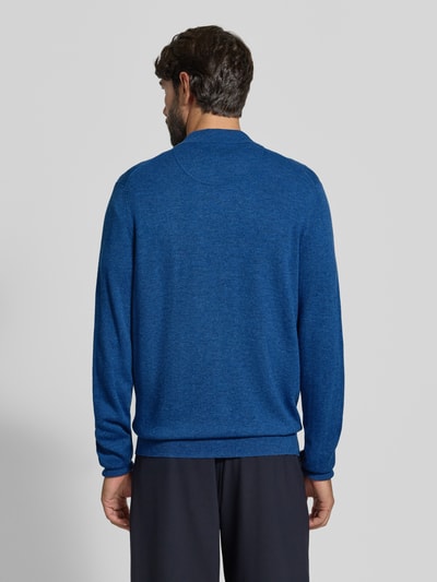 Männermodel trägt Cardigan aus Wolle-Kaschmir-Mix mit Reißverschluss von Fynch-Hatton, krój regular fit, Stójka, Wyhaftowane logo, Długość tyłu w rozmiarze M: 68 cm, Długość rękawów w rozmiarze M: 66 cm, niebieski odcień, miękka faktura, Ganzkörperansicht Rückansicht.
